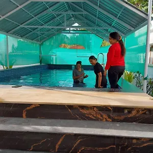 5* Pensión Johnson's With Pool & Ecohouseboat Near Town